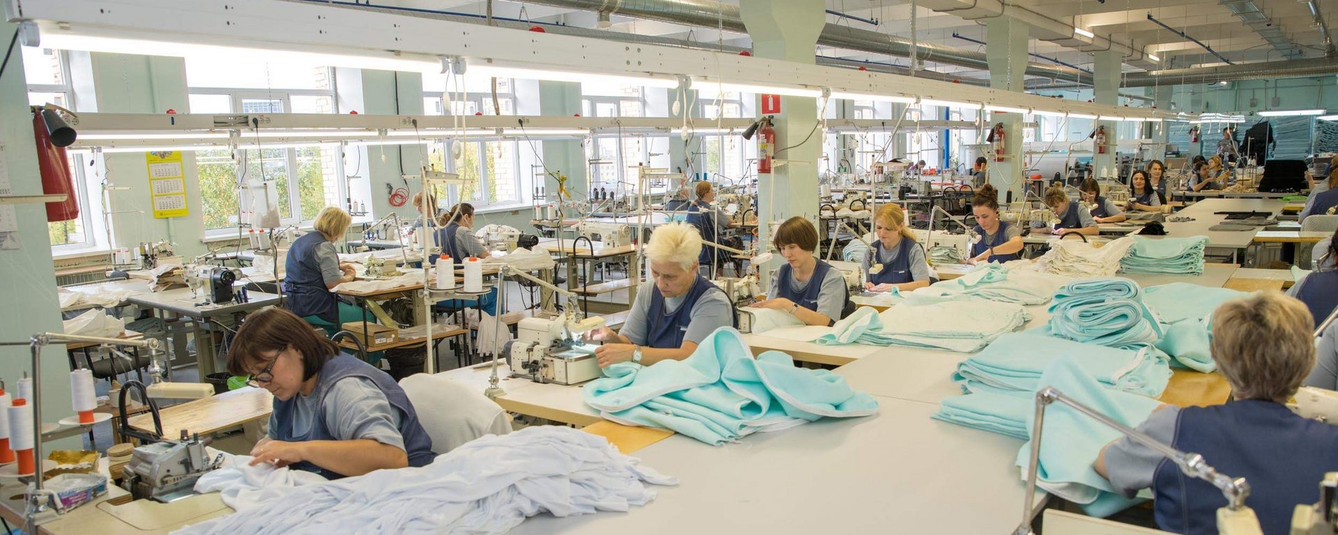 Видео про фабрик. Швейный цех. Швейная промышленность. Современная швейная фабрика. Сотрудники швейного цеха.